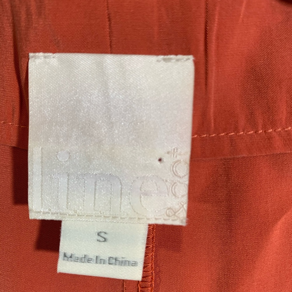 Revolve Line & Dot Ruffle Front Sleeveless… - Picture 2 of 5